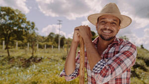 Produtor rural brasileiro em lavoura